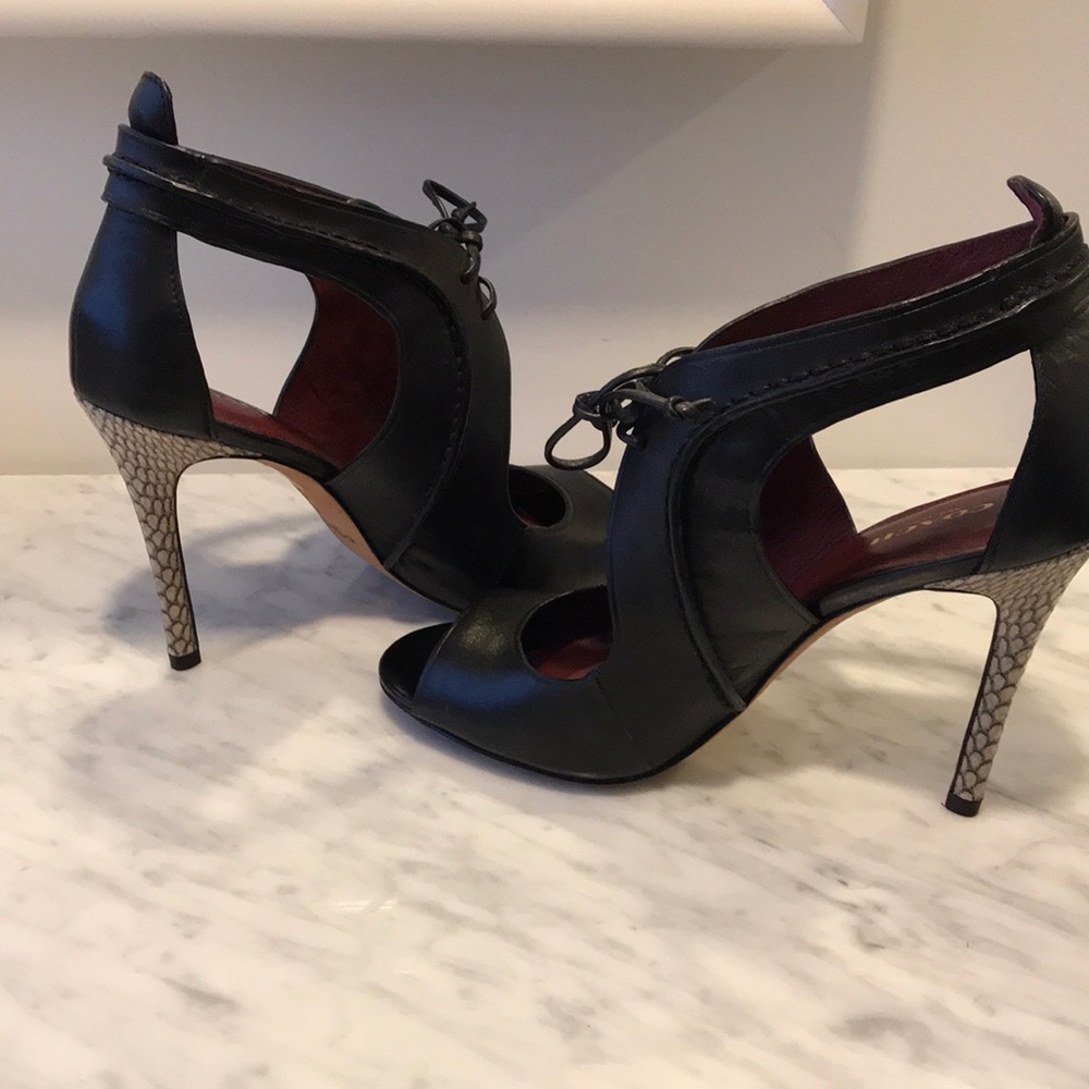 Coach pump shoe